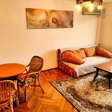 Theater Street Apartment Ploieşti Dış mekan fotoğraf