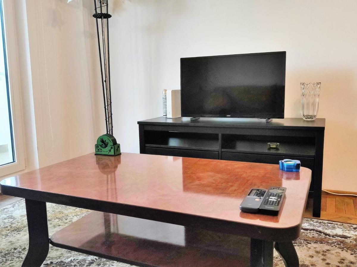 Theater Street Apartment Ploieşti Dış mekan fotoğraf